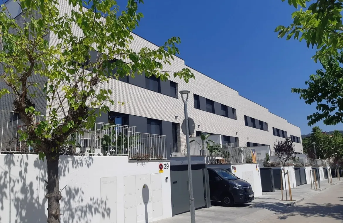 Edifici de 10 habitatges en filera a Arenys de Mar ae5 arquitectes