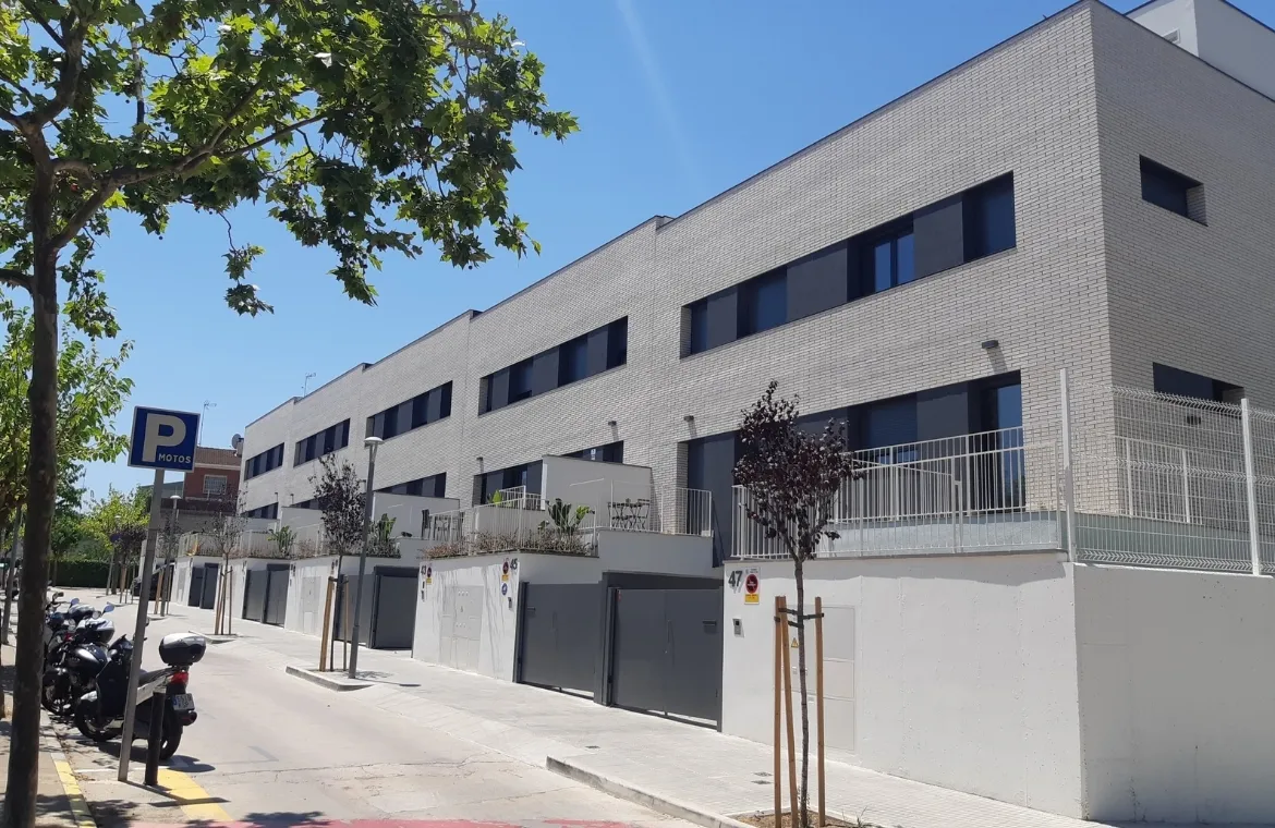 Edifici de 10 habitatges en filera a Arenys de Mar ae5 arquitectes