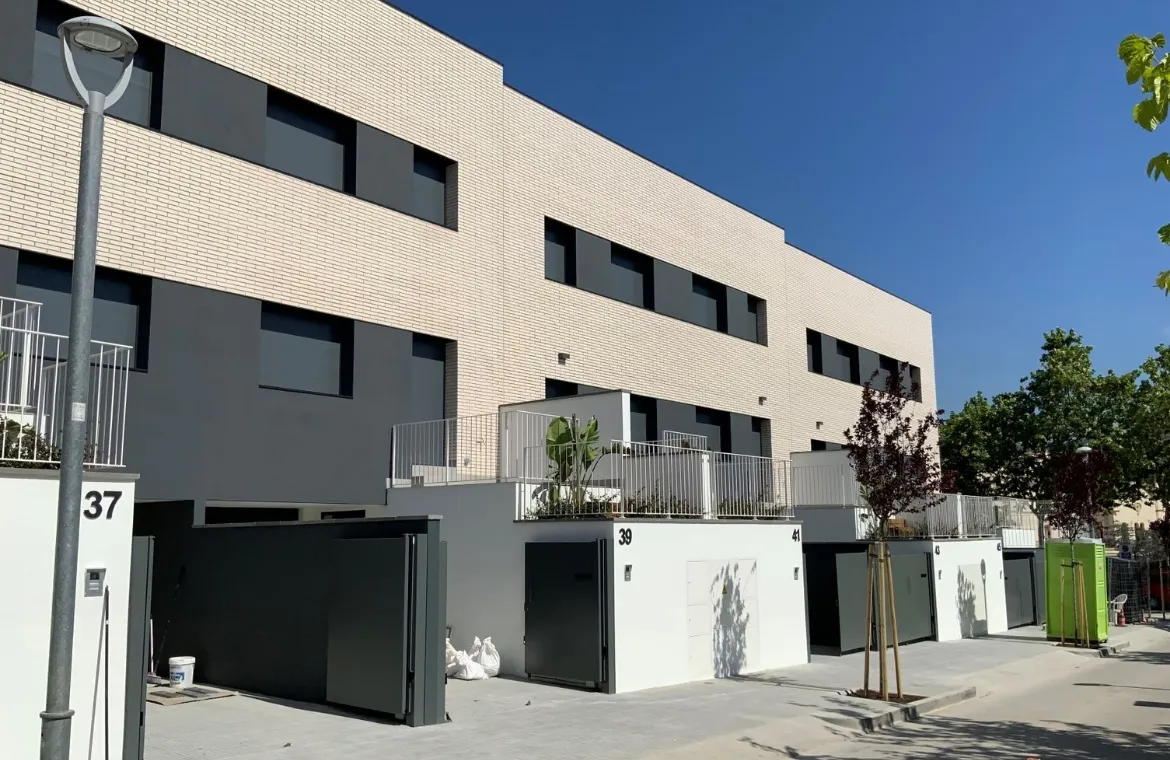 Edifici de 10 habitatges en filera a Arenys de Mar ae5 arquitectes