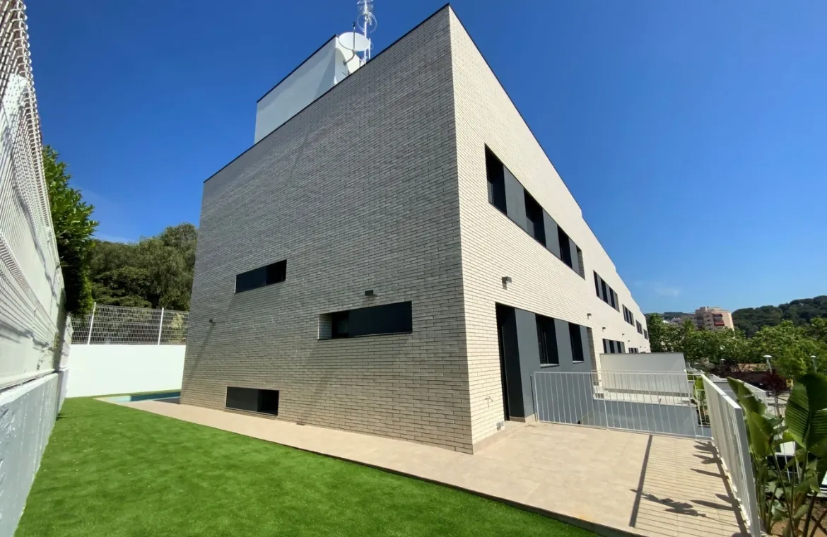 Edifici de 10 habitatges en filera a Arenys de Mar ae5 arquitectes