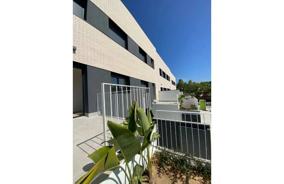 Edifici de 10 habitatges en filera a Arenys de Mar ae5 arquitectes