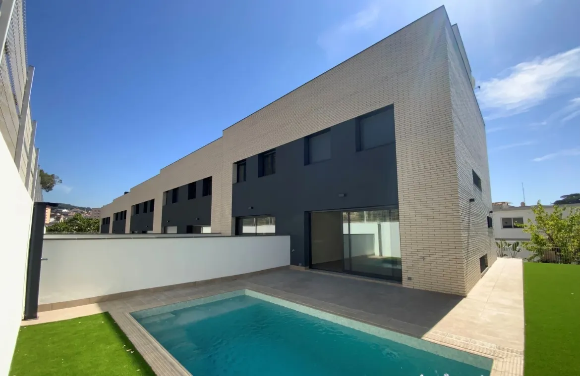 Edifici de 10 habitatges en filera a Arenys de Mar ae5 arquitectes