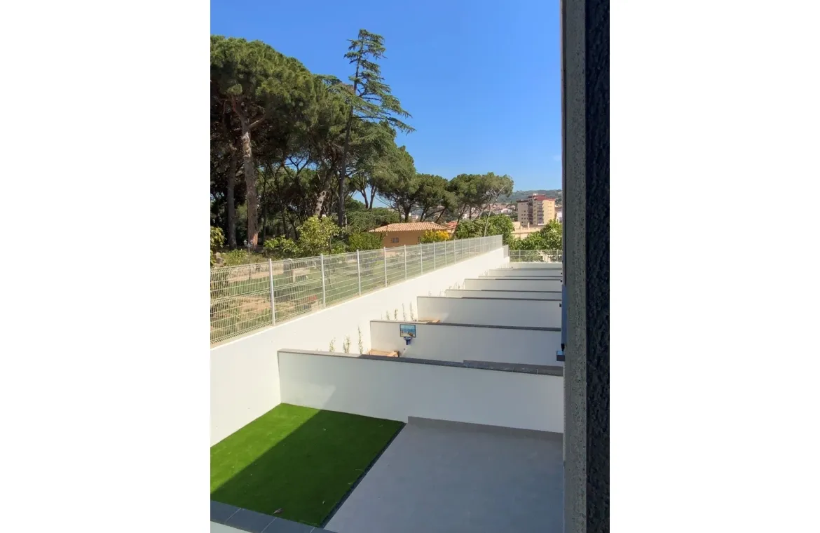 Edifici de 10 habitatges en filera a Arenys de Mar ae5 arquitectes