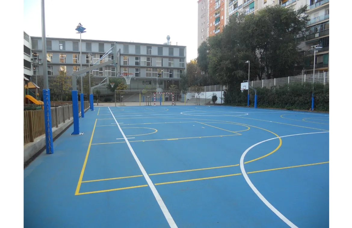 Urbanització pati i reforma vestidors escola CEM. ae5 arquitectes