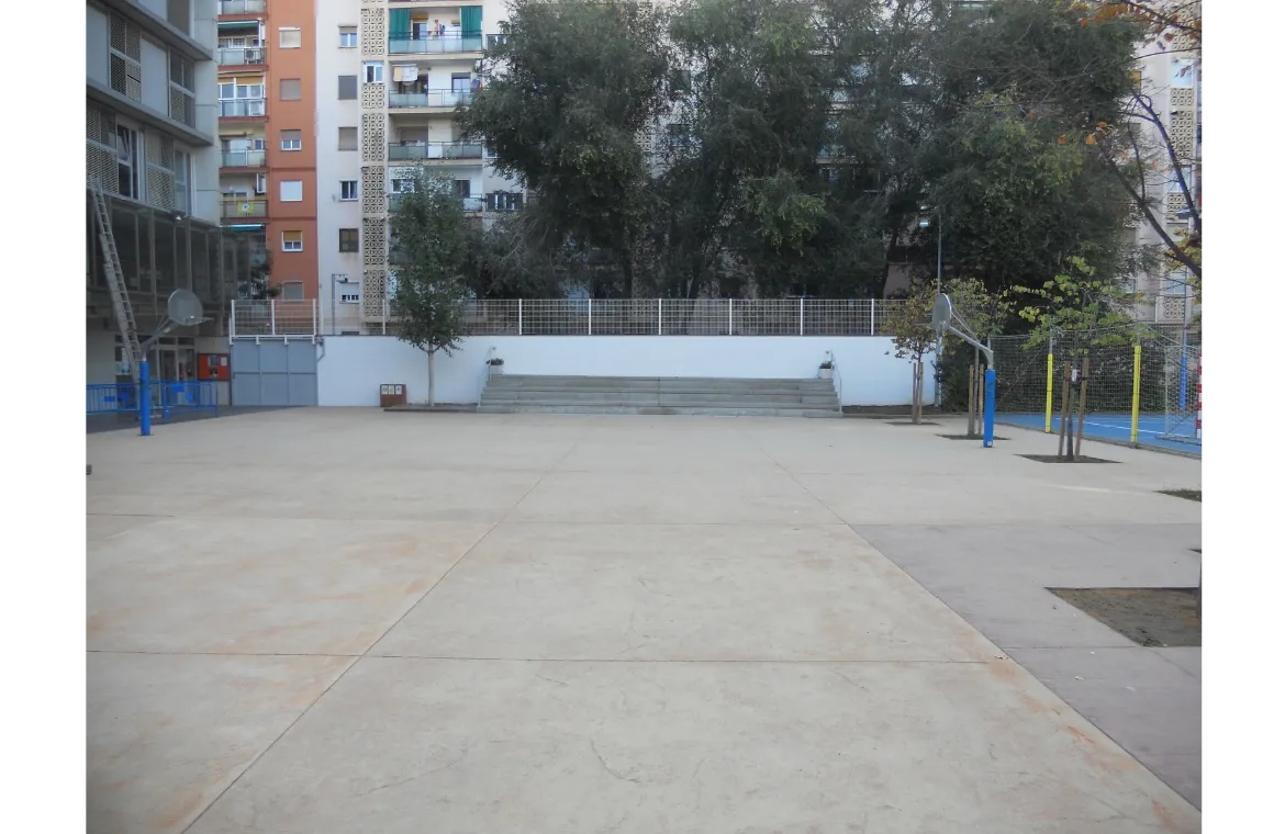 Urbanització pati i reforma vestidors escola CEM. ae5 arquitectes