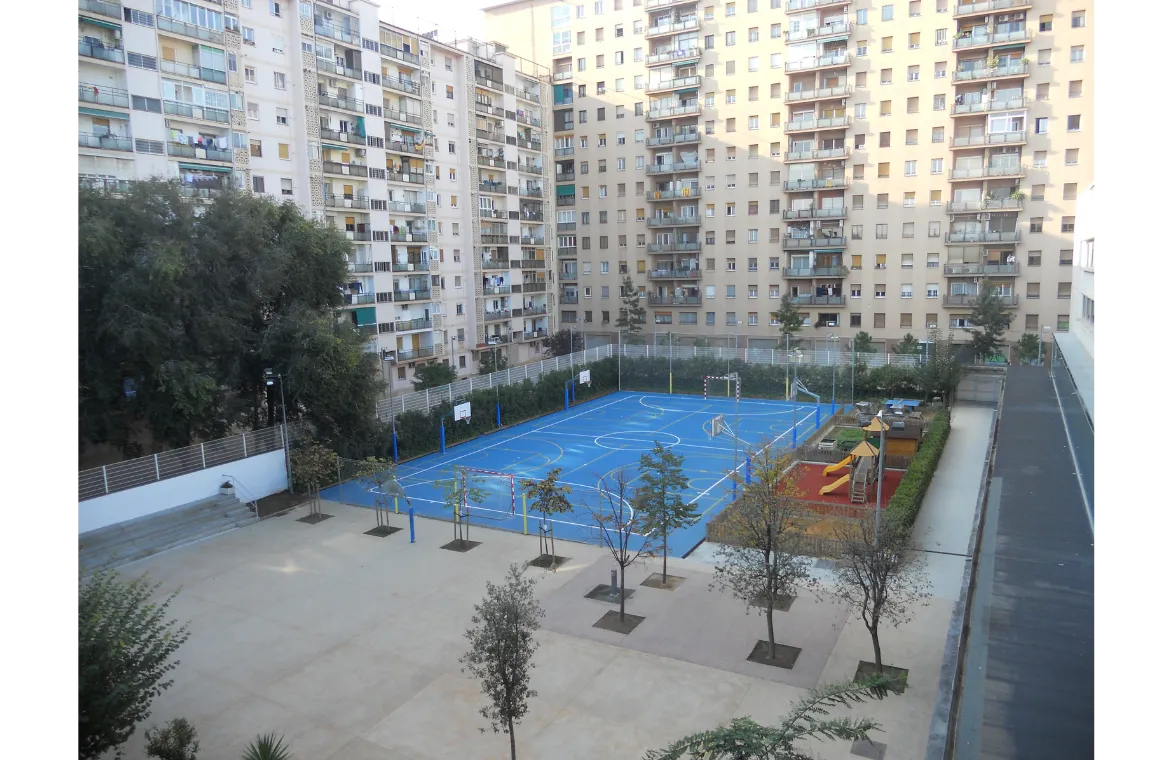 Urbanització pati i reforma vestidors escola CEM. ae5 arquitectes