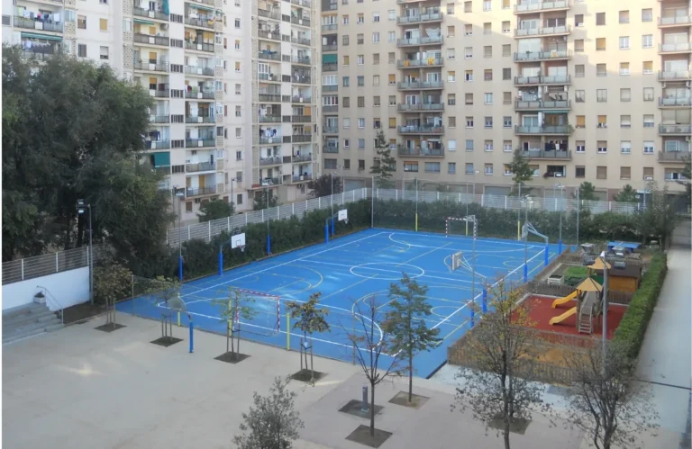 Urbanització pati i reforma vestidors escola CEM, Barcelona